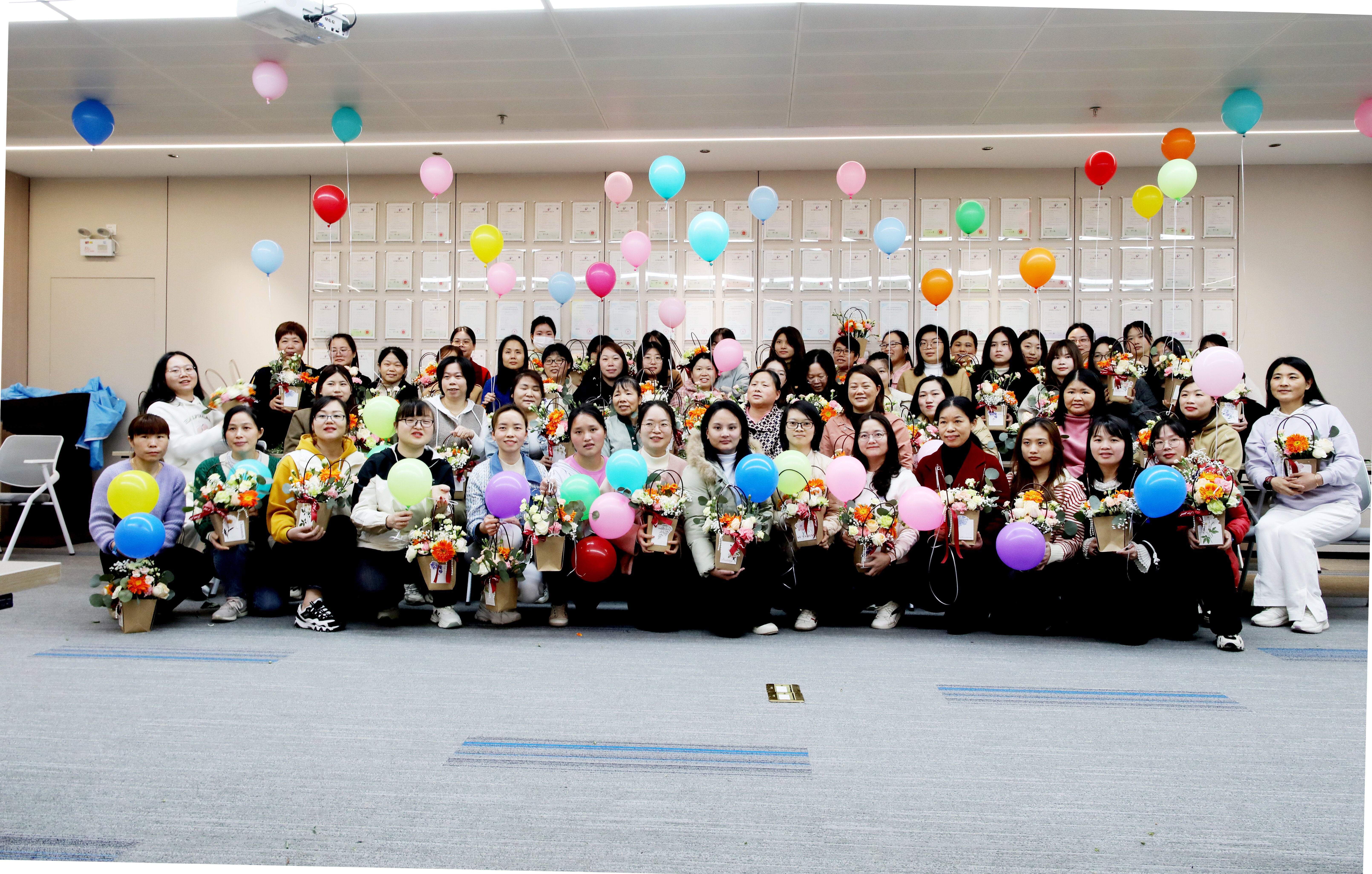 迎“38”国际妇女节，三恩时举行插花活动